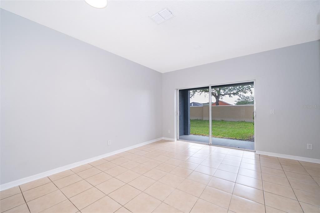 合同活跃: $1,600 (2 贝兹, 2 浴室, 987 平方英尺)