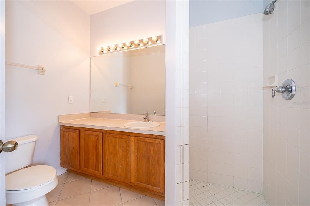 合同活跃: $1,600 (2 贝兹, 2 浴室, 987 平方英尺)