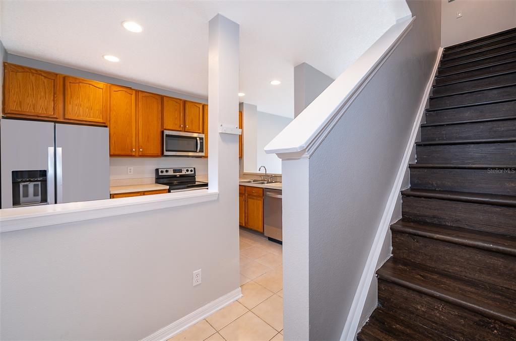 合同活跃: $1,600 (2 贝兹, 2 浴室, 987 平方英尺)