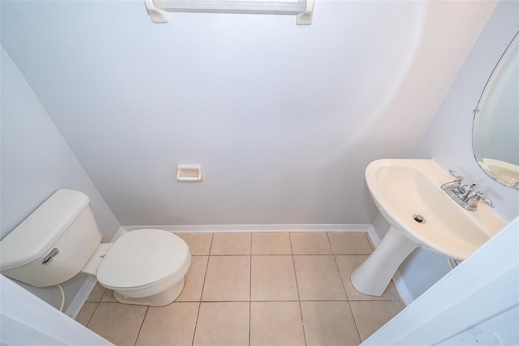 合同活跃: $1,600 (2 贝兹, 2 浴室, 987 平方英尺)