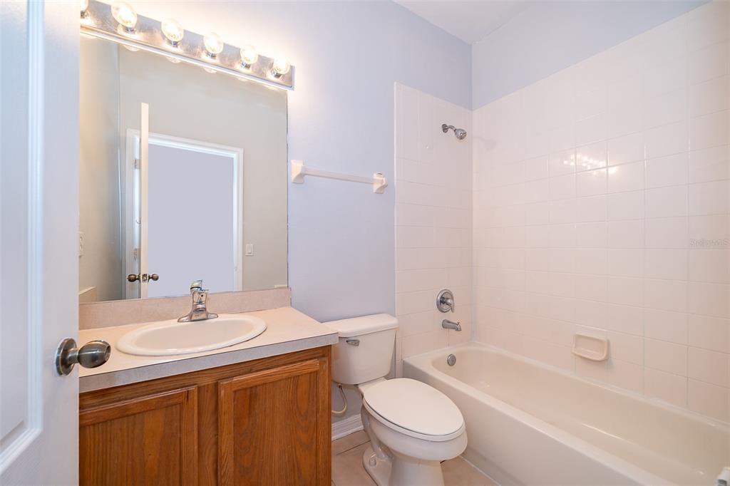 合同活跃: $1,600 (2 贝兹, 2 浴室, 987 平方英尺)