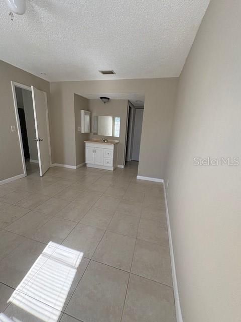 出租: $1,030 (1 贝兹, 1 浴室, 745 平方英尺)