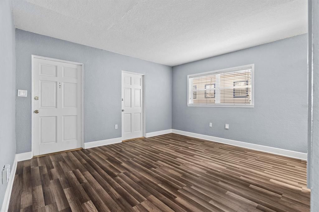 For Sale: $199,998 (2 beds, 1 baths, 572 Square Feet)