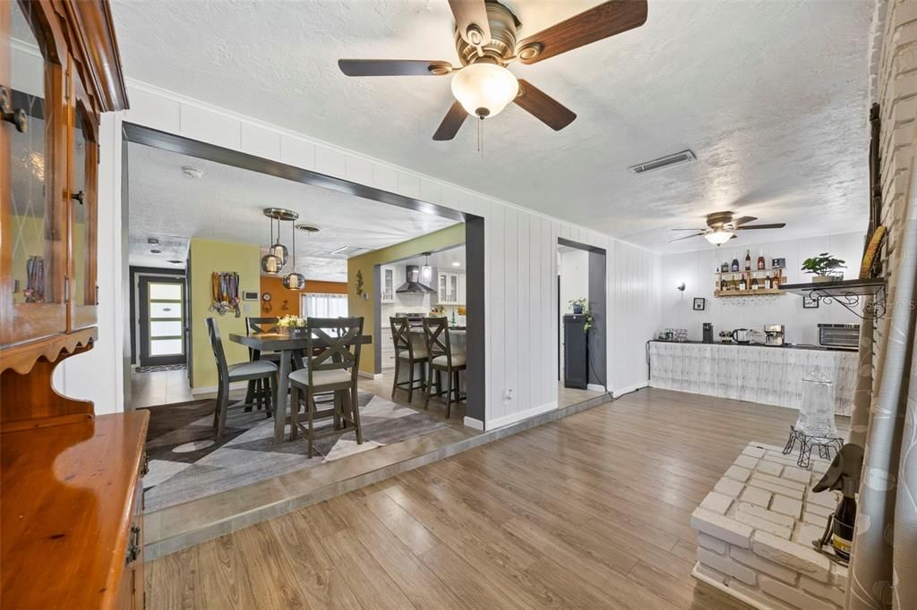 Activo con contrato: $359,000 (3 camas, 2 baños, 1749 Pies cuadrados)