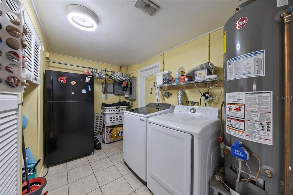 Activo con contrato: $359,000 (3 camas, 2 baños, 1749 Pies cuadrados)