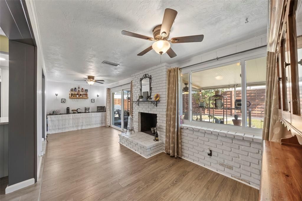 Activo con contrato: $359,000 (3 camas, 2 baños, 1749 Pies cuadrados)