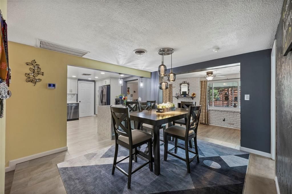 Activo con contrato: $359,000 (3 camas, 2 baños, 1749 Pies cuadrados)