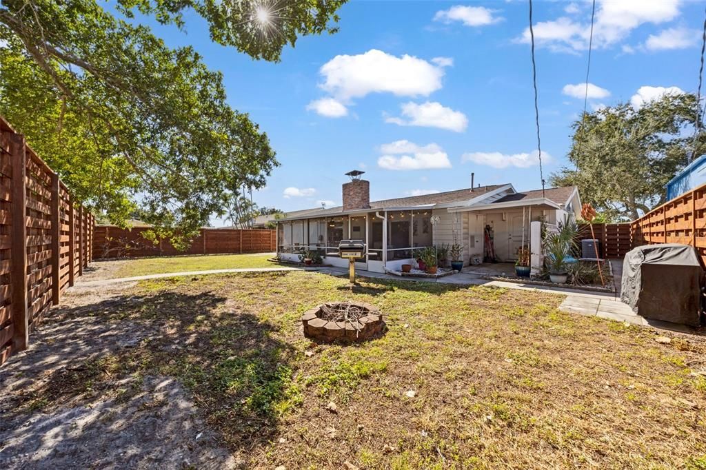 Activo con contrato: $359,000 (3 camas, 2 baños, 1749 Pies cuadrados)