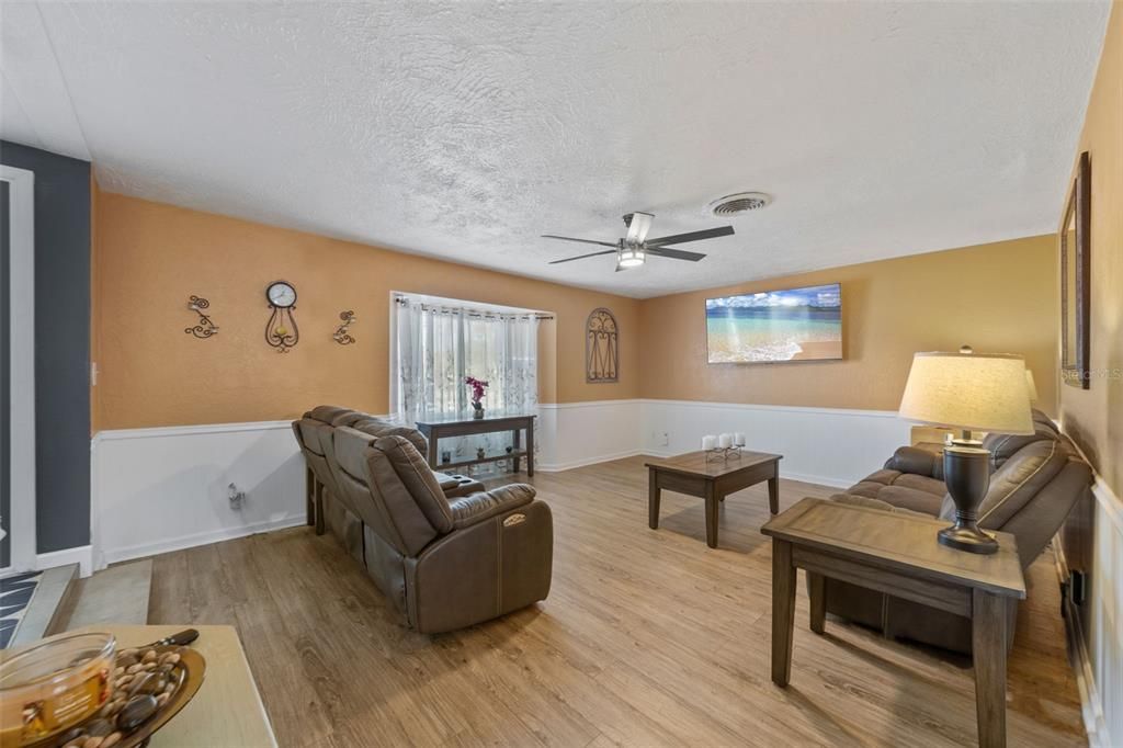 Activo con contrato: $359,000 (3 camas, 2 baños, 1749 Pies cuadrados)