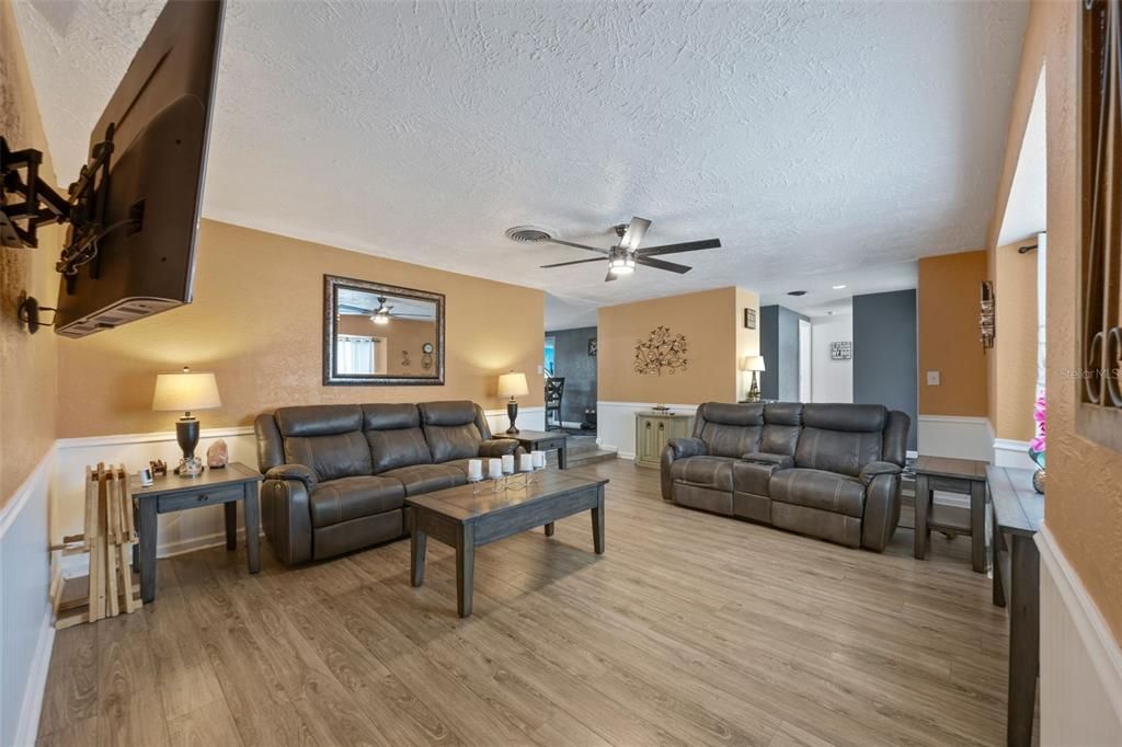 Activo con contrato: $359,000 (3 camas, 2 baños, 1749 Pies cuadrados)