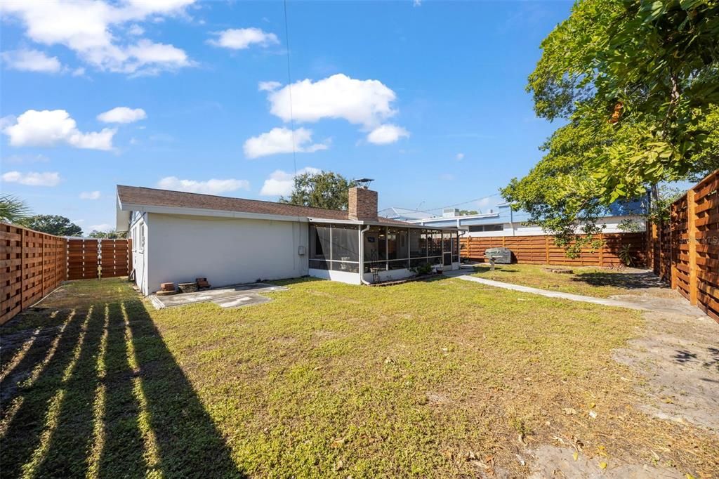 Activo con contrato: $359,000 (3 camas, 2 baños, 1749 Pies cuadrados)