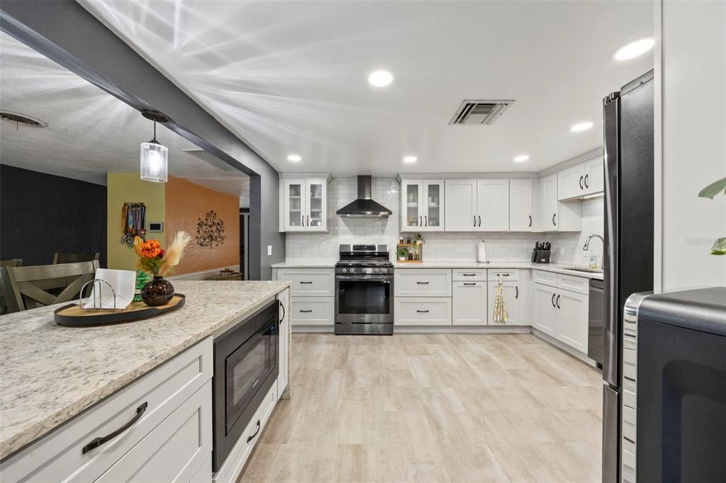 Activo con contrato: $359,000 (3 camas, 2 baños, 1749 Pies cuadrados)