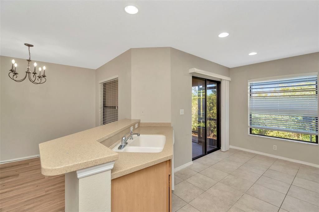 Под контрактом: $231,000 (3 спален, 2 ванн, 1473 Квадратных фут)