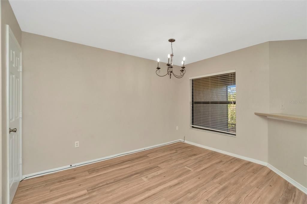 Под контрактом: $231,000 (3 спален, 2 ванн, 1473 Квадратных фут)