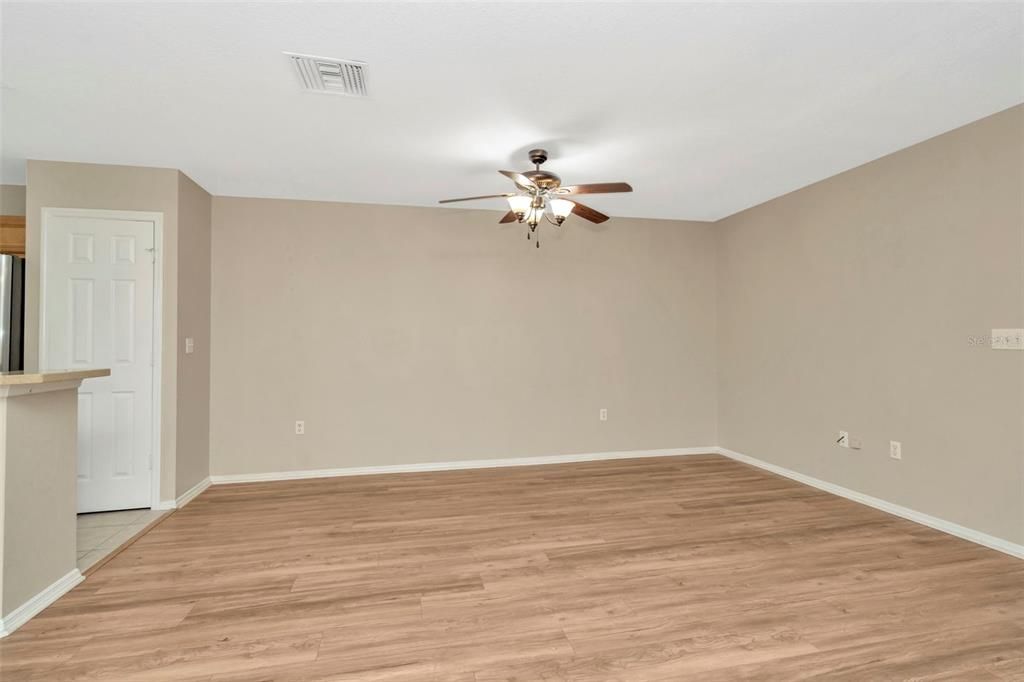 Под контрактом: $231,000 (3 спален, 2 ванн, 1473 Квадратных фут)