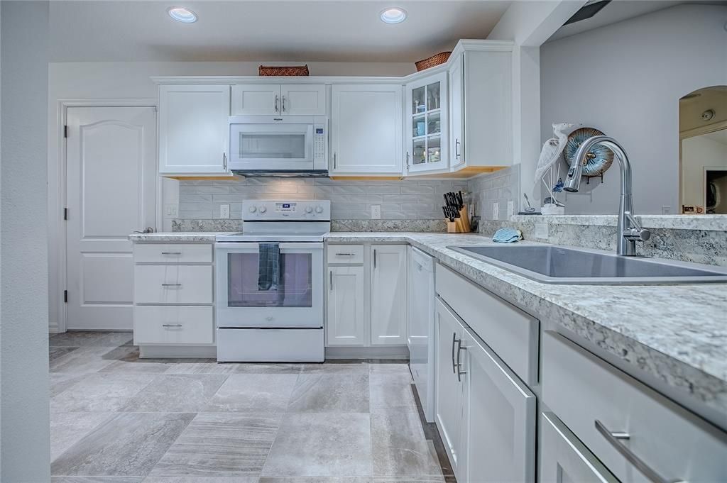 На продажу: $399,999 (3 спален, 2 ванн, 1611 Квадратных фут)