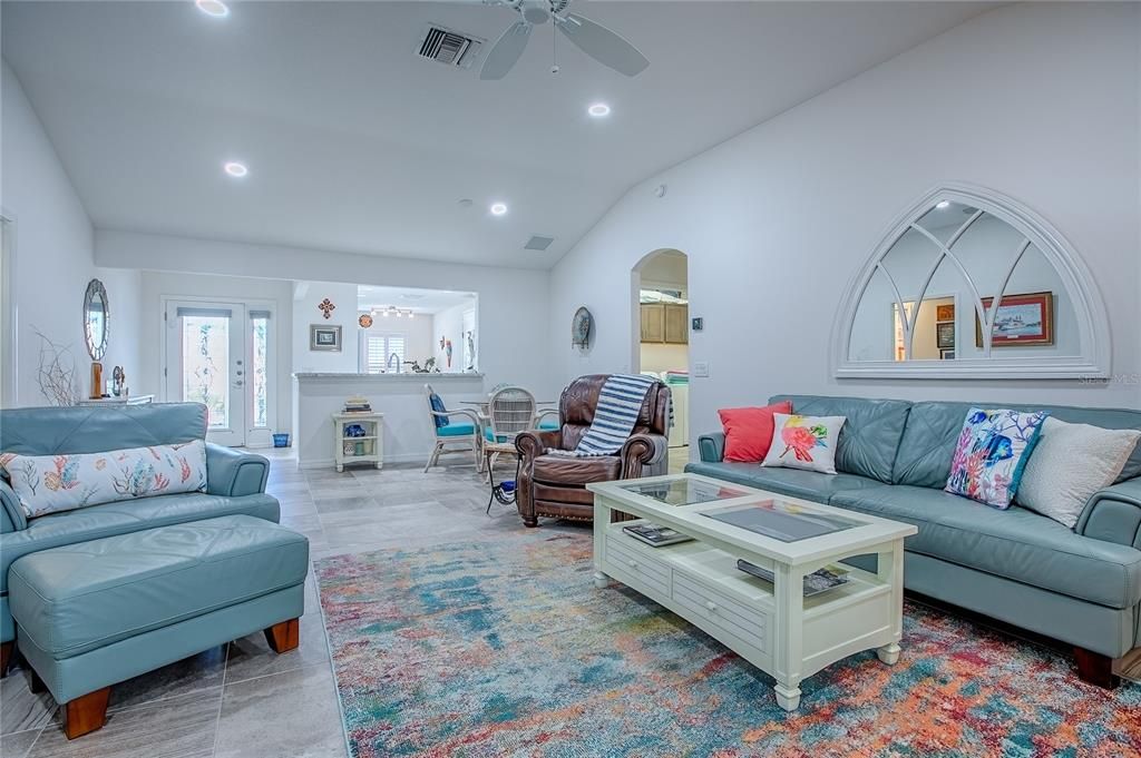 На продажу: $399,999 (3 спален, 2 ванн, 1611 Квадратных фут)