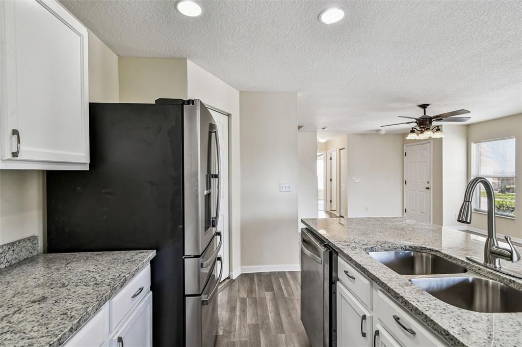 En Venta: $364,900 (4 camas, 3 baños, 1606 Pies cuadrados)