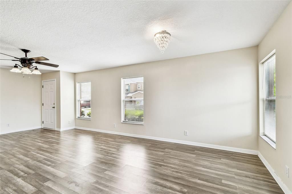 En Venta: $364,900 (4 camas, 3 baños, 1606 Pies cuadrados)