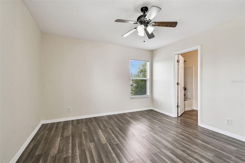 En Venta: $364,900 (4 camas, 3 baños, 1606 Pies cuadrados)