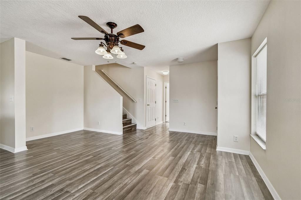 En Venta: $364,900 (4 camas, 3 baños, 1606 Pies cuadrados)