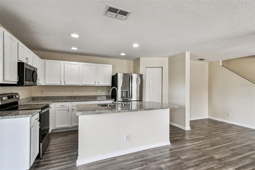 En Venta: $364,900 (4 camas, 3 baños, 1606 Pies cuadrados)