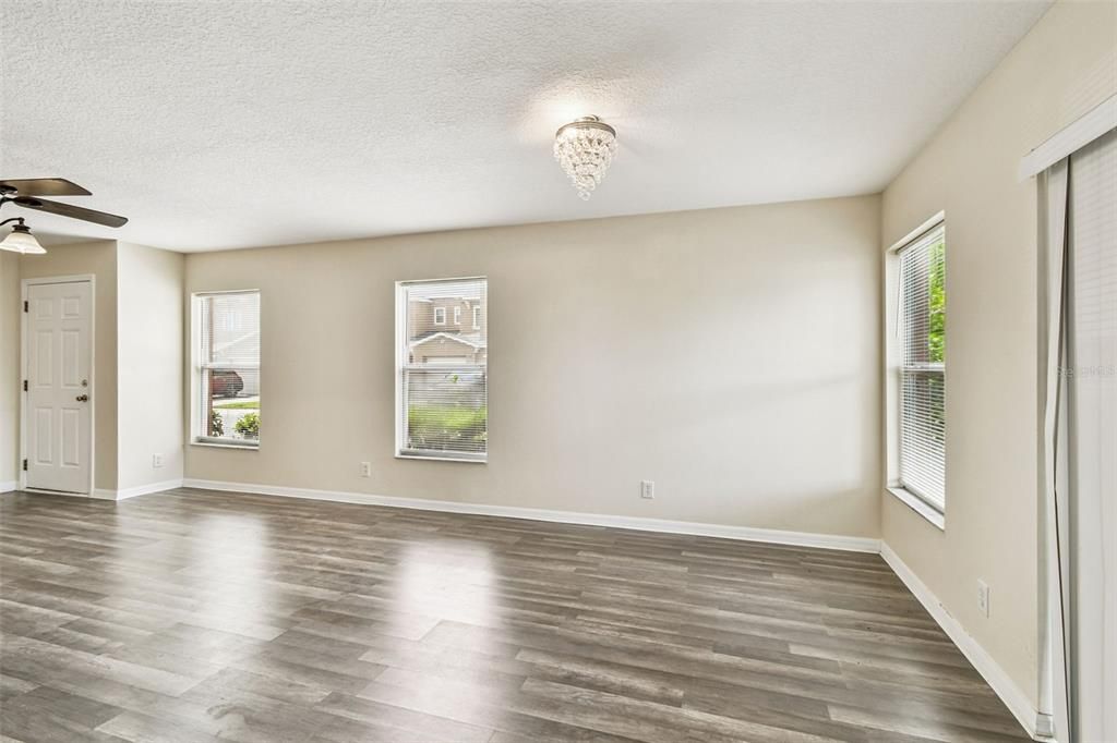 En Venta: $364,900 (4 camas, 3 baños, 1606 Pies cuadrados)