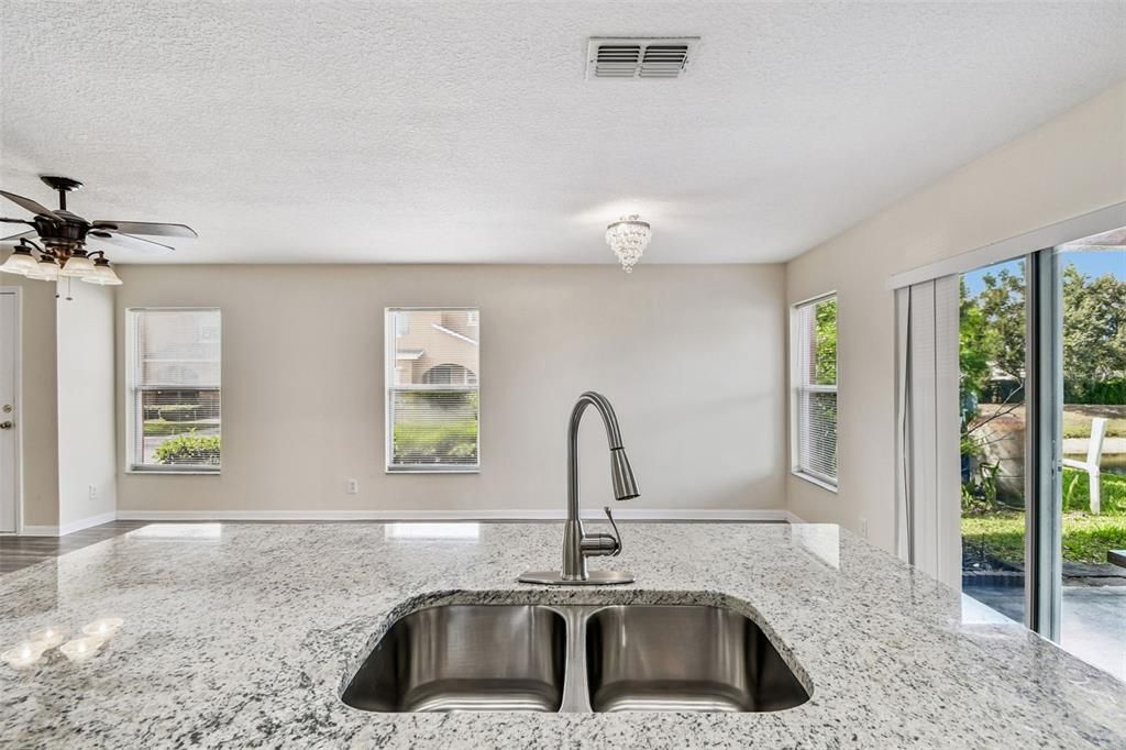 En Venta: $364,900 (4 camas, 3 baños, 1606 Pies cuadrados)