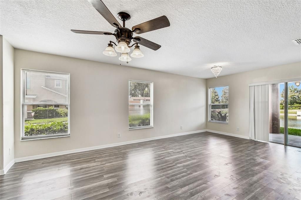 En Venta: $364,900 (4 camas, 3 baños, 1606 Pies cuadrados)