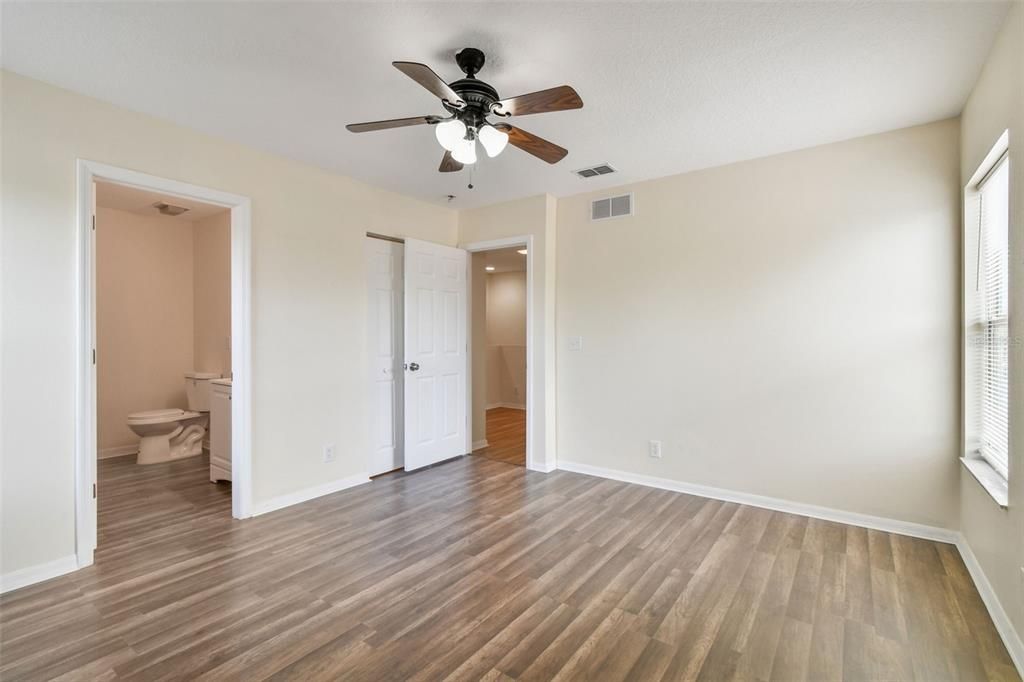 En Venta: $364,900 (4 camas, 3 baños, 1606 Pies cuadrados)