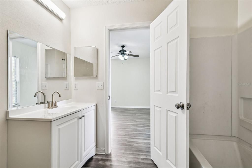 En Venta: $364,900 (4 camas, 3 baños, 1606 Pies cuadrados)