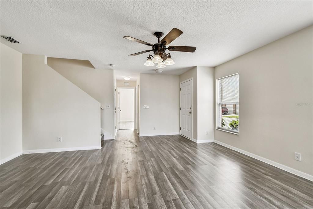 En Venta: $364,900 (4 camas, 3 baños, 1606 Pies cuadrados)