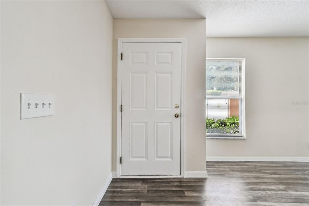 En Venta: $364,900 (4 camas, 3 baños, 1606 Pies cuadrados)