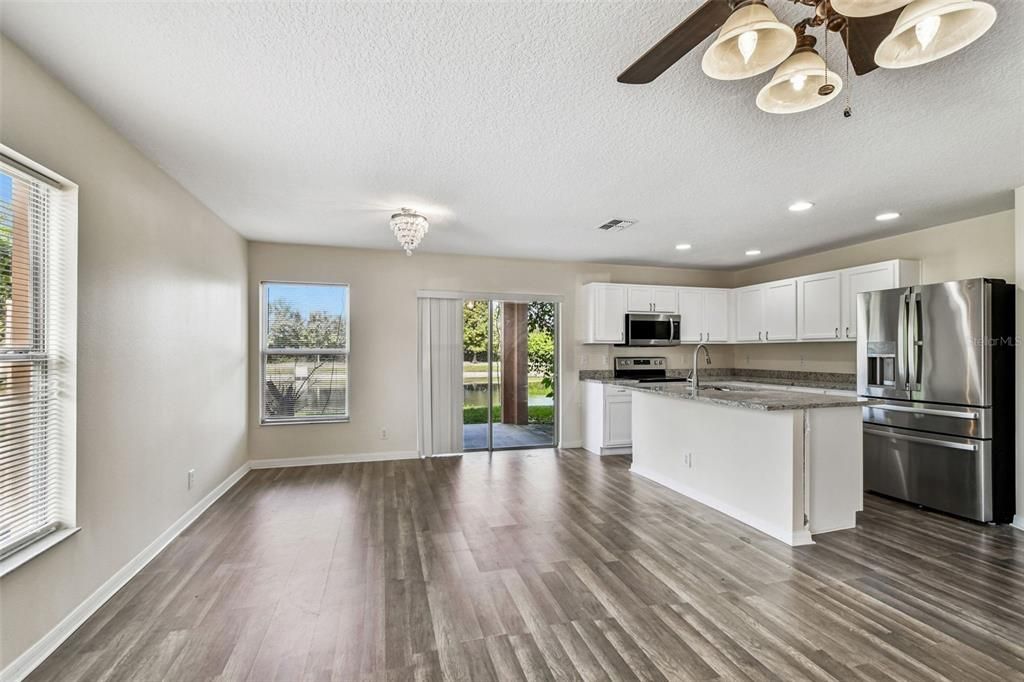 En Venta: $364,900 (4 camas, 3 baños, 1606 Pies cuadrados)