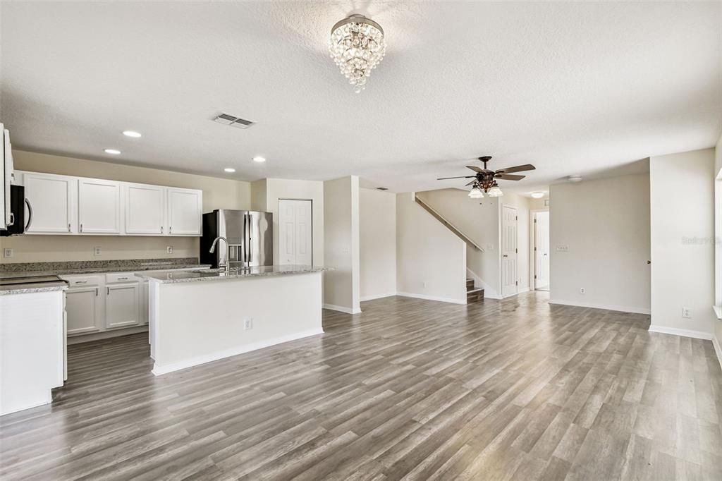 En Venta: $364,900 (4 camas, 3 baños, 1606 Pies cuadrados)