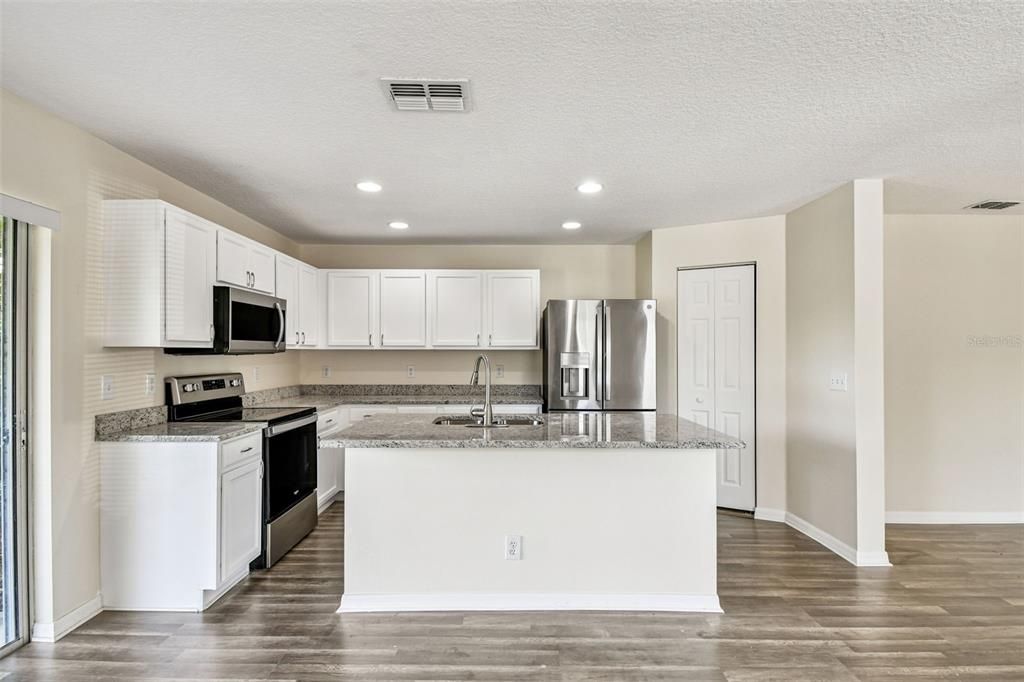 En Venta: $364,900 (4 camas, 3 baños, 1606 Pies cuadrados)