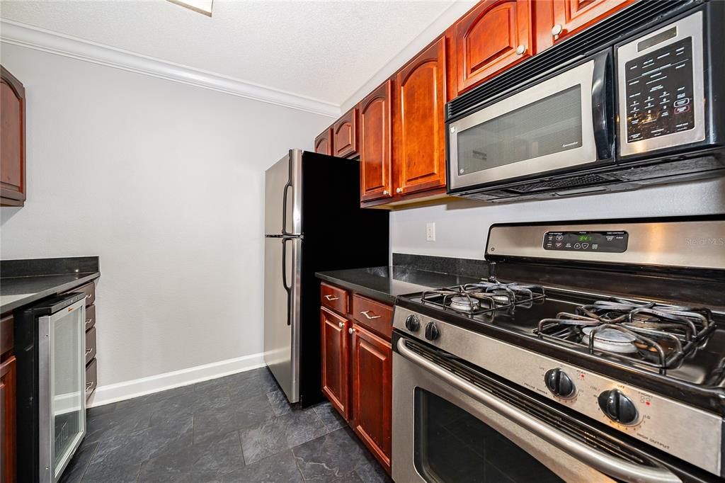 For Rent: $1,375 (1 beds, 1 baths, 830 Square Feet)