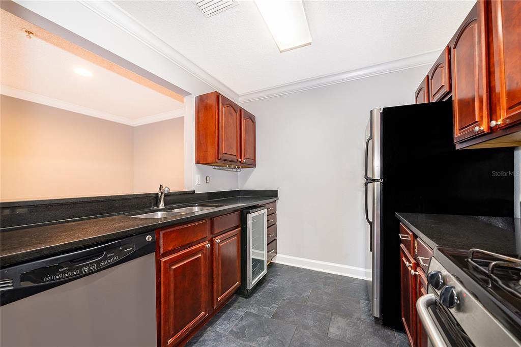 For Rent: $1,375 (1 beds, 1 baths, 830 Square Feet)