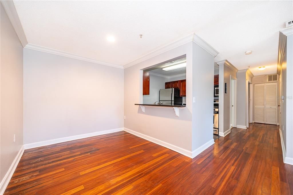 For Rent: $1,375 (1 beds, 1 baths, 830 Square Feet)