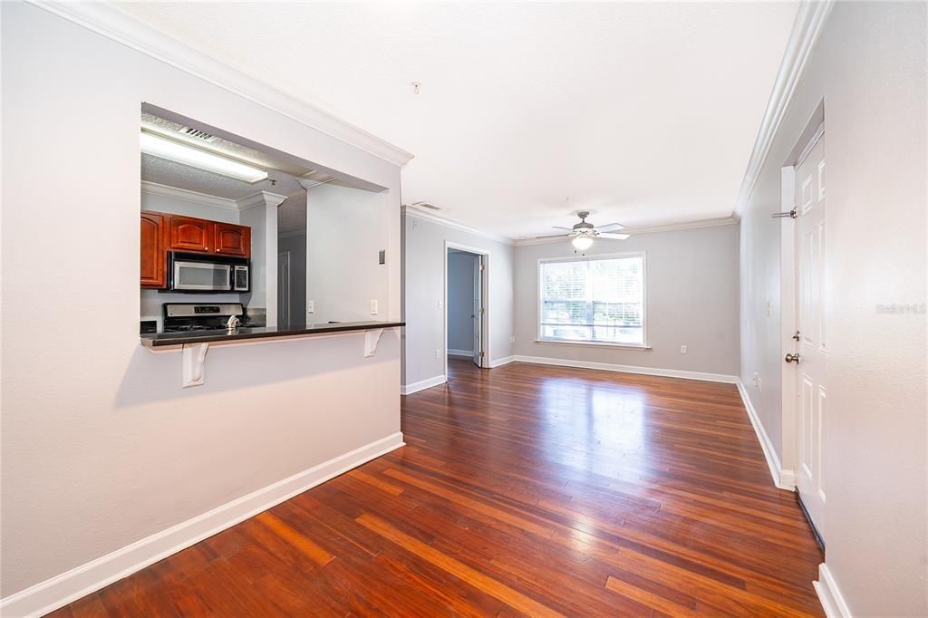 For Rent: $1,375 (1 beds, 1 baths, 830 Square Feet)