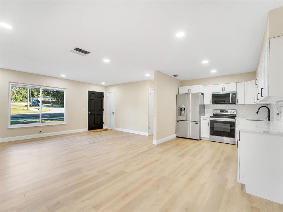 Под контрактом: $325,000 (4 спален, 2 ванн, 1608 Квадратных фут)