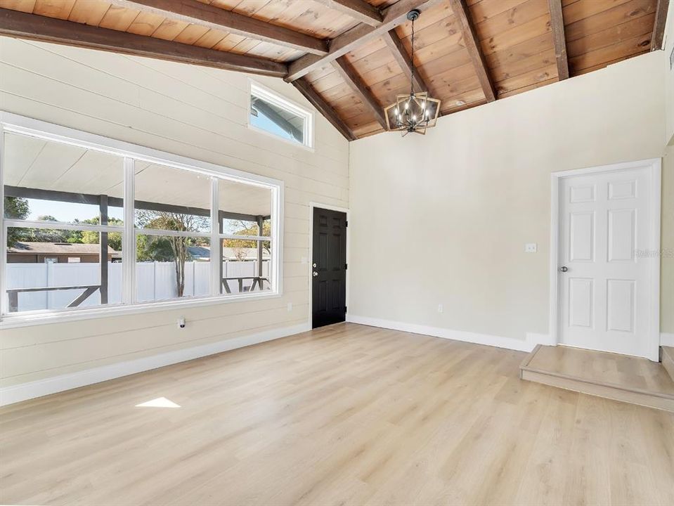 Под контрактом: $325,000 (4 спален, 2 ванн, 1608 Квадратных фут)