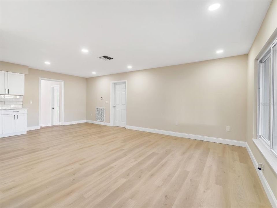 Под контрактом: $325,000 (4 спален, 2 ванн, 1608 Квадратных фут)