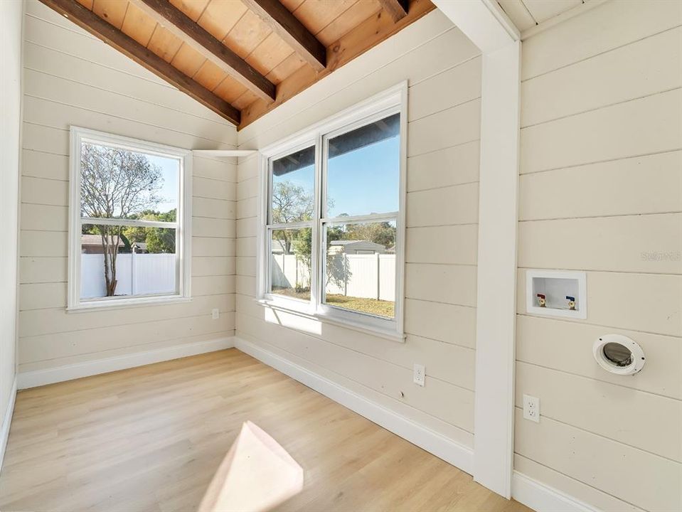 Под контрактом: $325,000 (4 спален, 2 ванн, 1608 Квадратных фут)