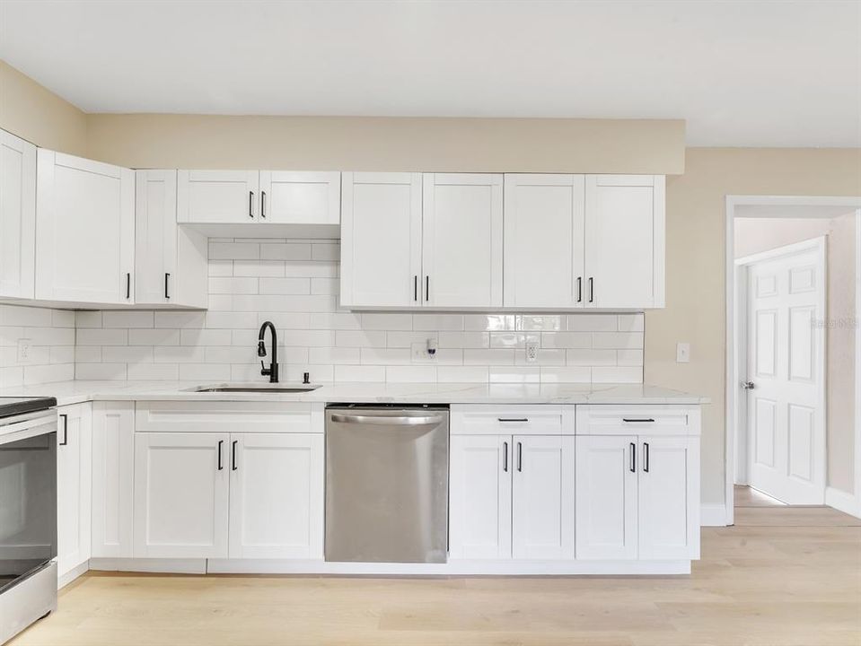 Под контрактом: $325,000 (4 спален, 2 ванн, 1608 Квадратных фут)