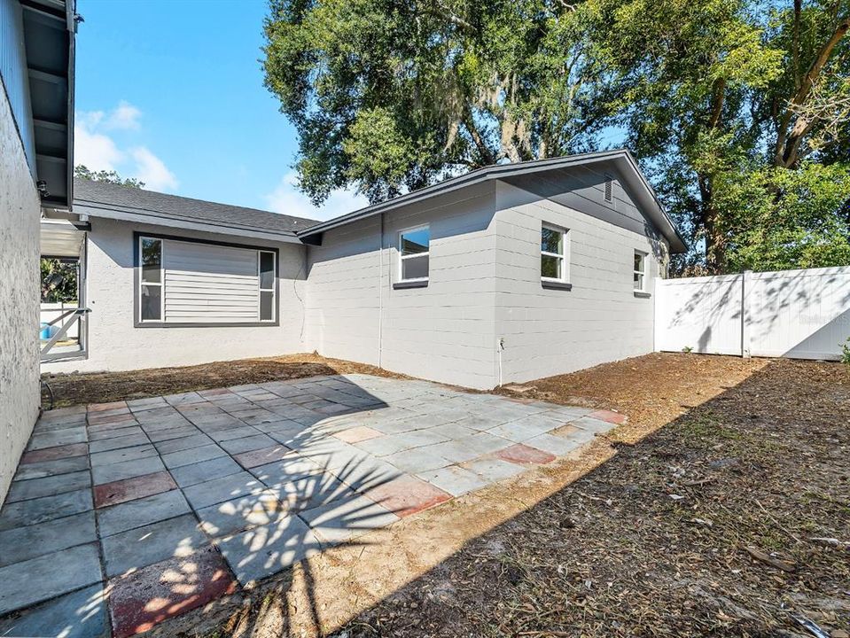 Под контрактом: $325,000 (4 спален, 2 ванн, 1608 Квадратных фут)