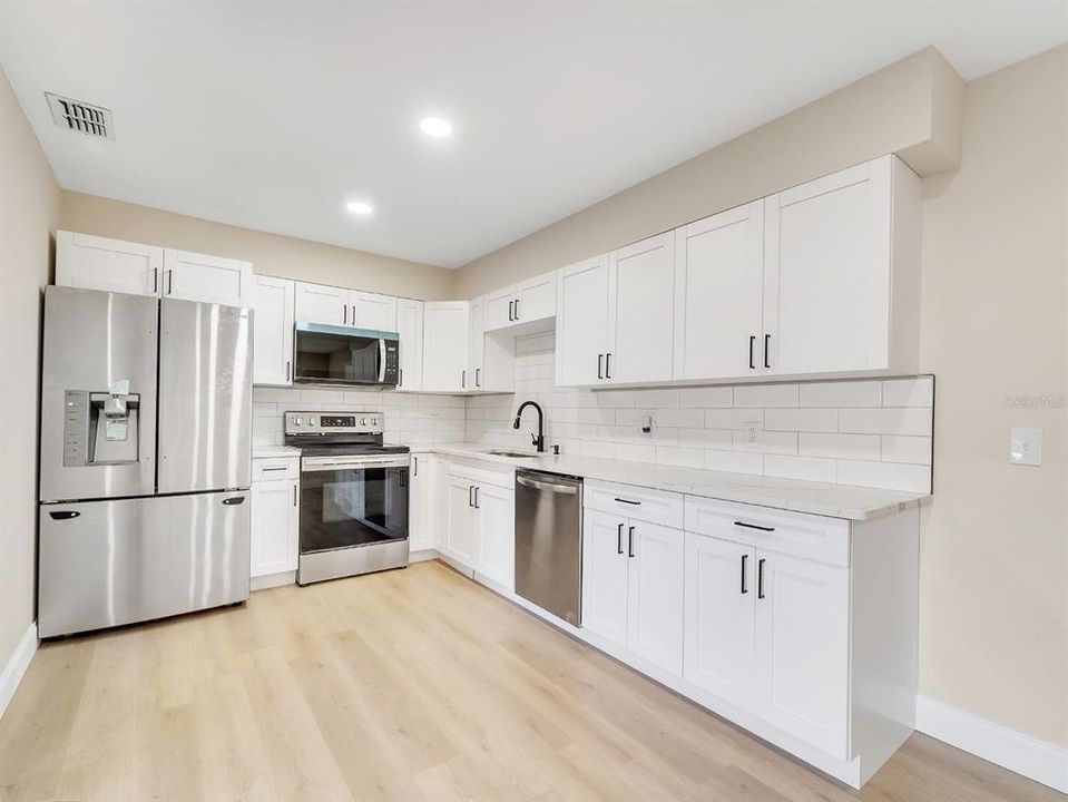 Под контрактом: $325,000 (4 спален, 2 ванн, 1608 Квадратных фут)