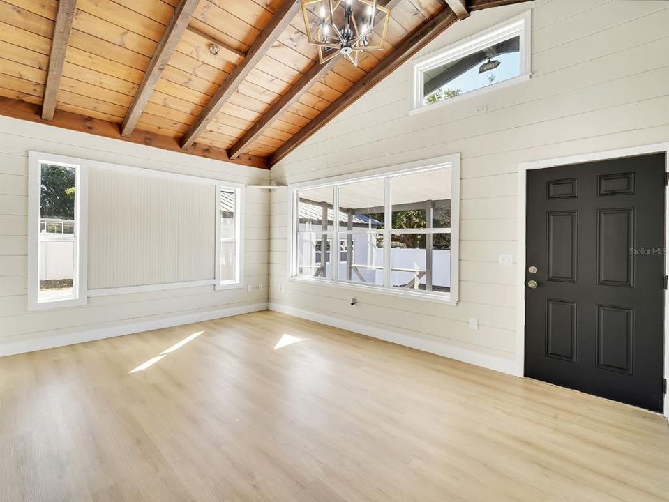 Под контрактом: $325,000 (4 спален, 2 ванн, 1608 Квадратных фут)