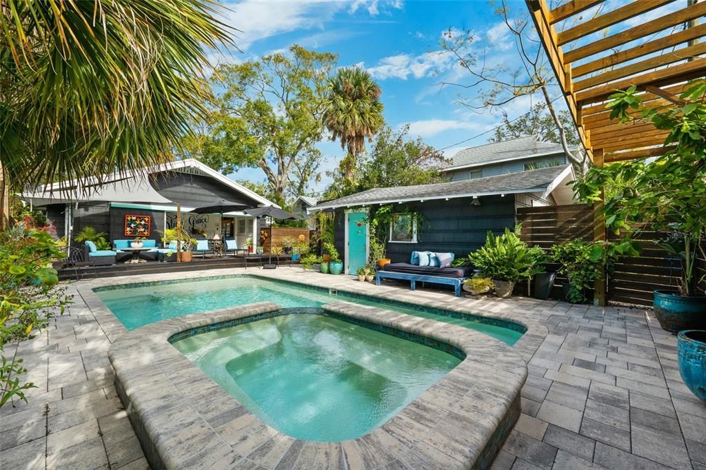 合同活跃: $1,015,000 (2 贝兹, 2 浴室, 1526 平方英尺)