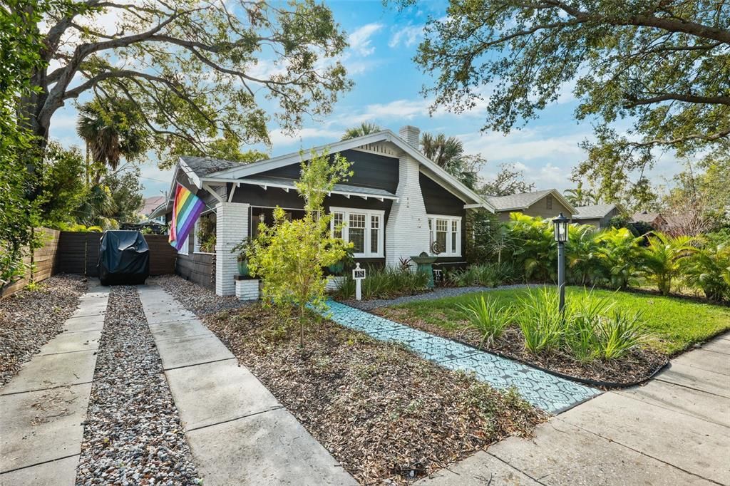 合同活跃: $1,015,000 (2 贝兹, 2 浴室, 1526 平方英尺)